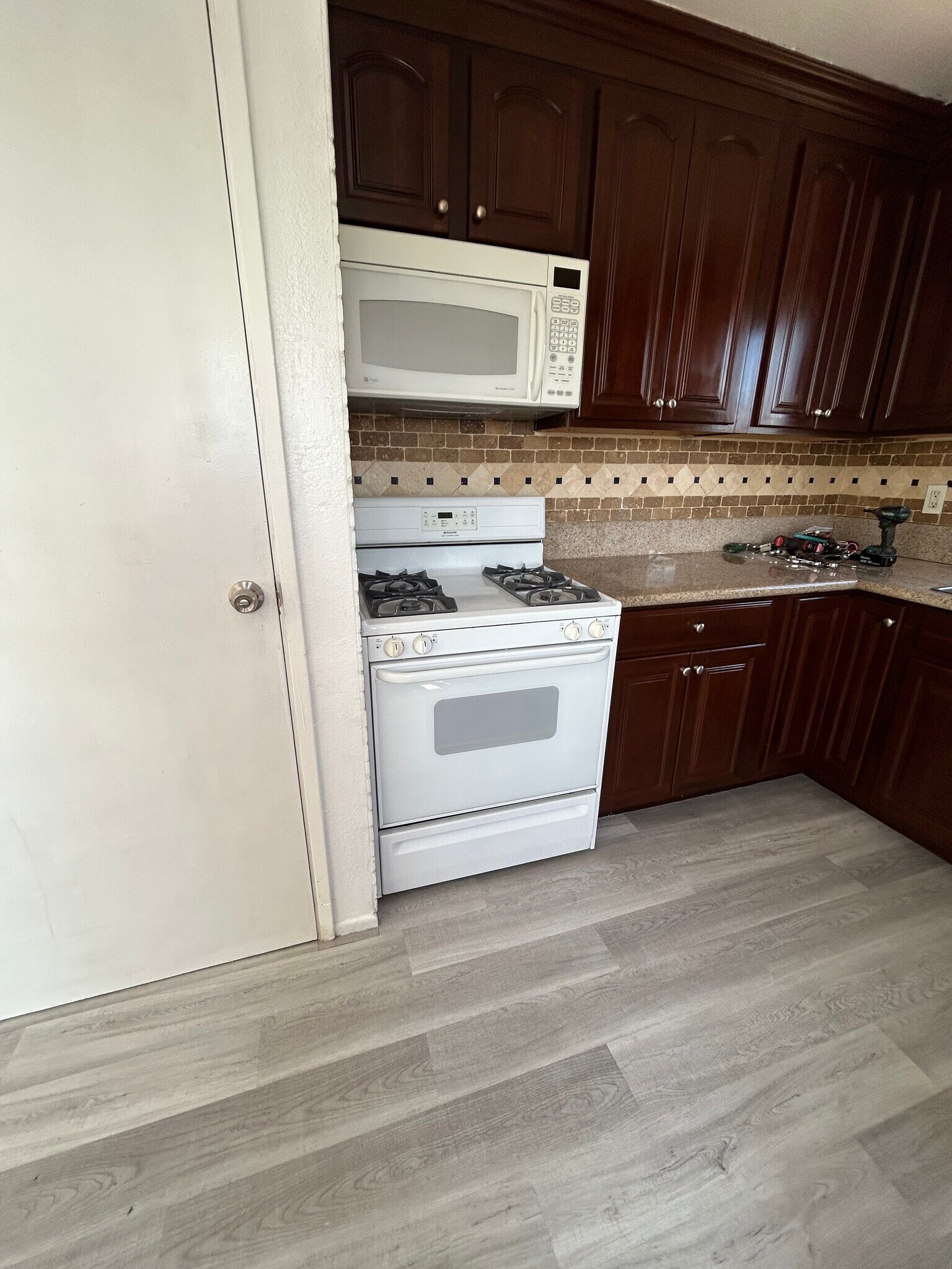 Kitchen stove and granite countertops - 1156 N Chicago St