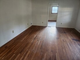 Building Photo - 104 W Searcy St