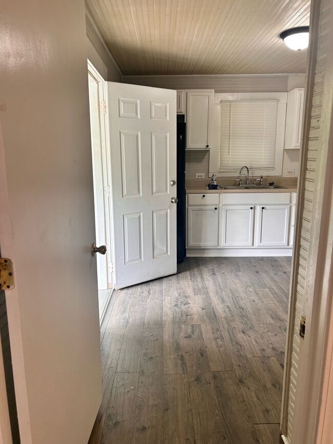 Building Photo - 638 Wilson St