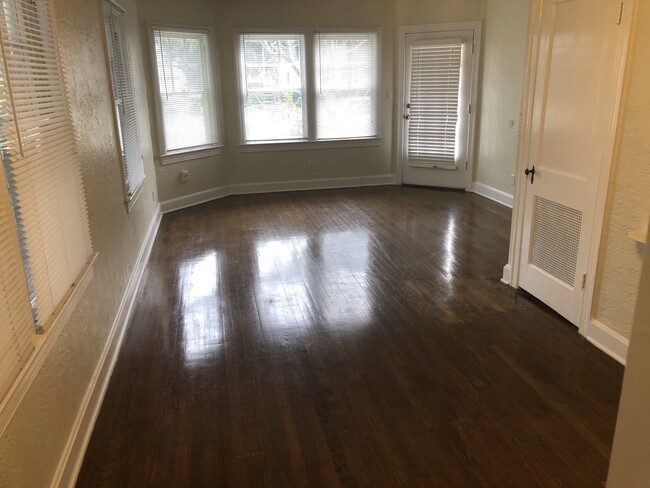 Living area with plenty of windows - 826 N Thornton Ave