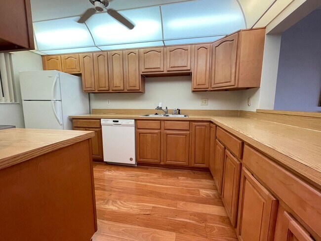 Building Photo - 2 BR 2 Bath Condo in Reflections on the Ri...