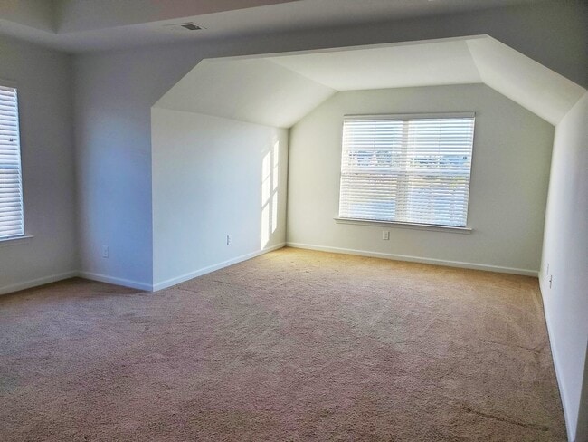 Building Photo - **Available Now** 3 Bedroom, 2.5 bath home with Great neighborhood amenities!