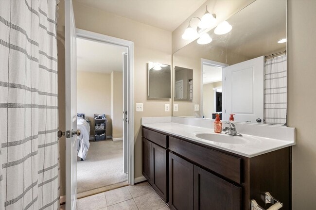 Building Photo - 3-Level Townhome in Woodstream!