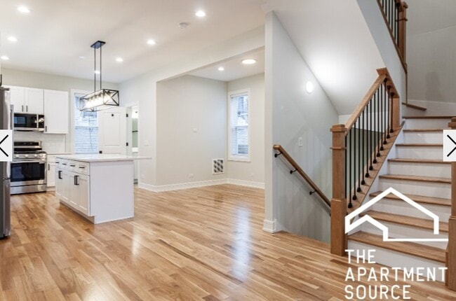 Building Photo - 858 N Paulina St