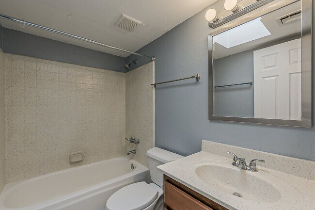 Building Photo - 1028 S Ash Ave