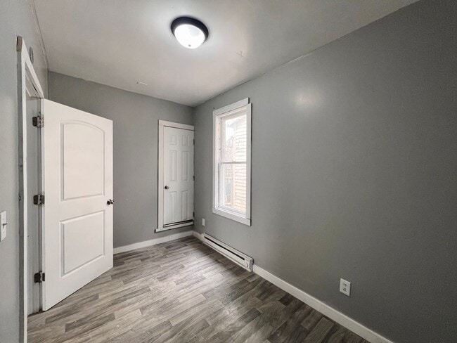 Building Photo - 2 Bedroom House