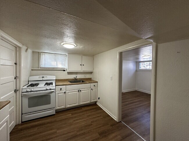 Building Photo - Cozy 1 bed apartment in Elyria Swansea!