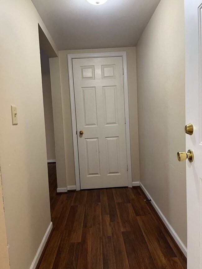 Building Photo - Spacious 2 Bedroom, 1.5 Bath