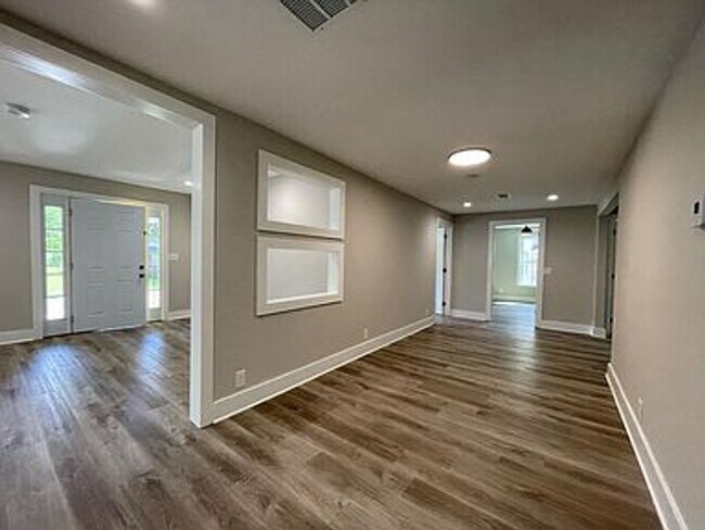 Building Photo - Beautiful Mozley Park Neighborhood Home