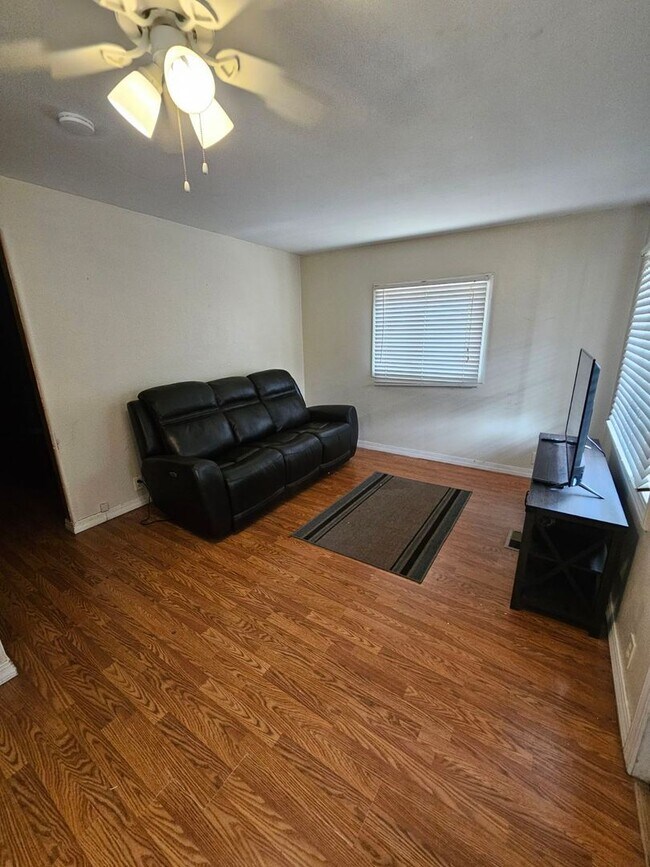 Building Photo - 1923 8th Ave N