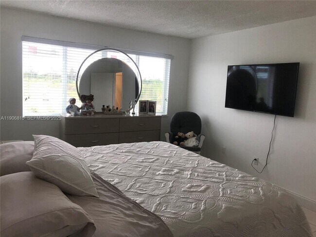 Building Photo - 14830 Naranja Lakes Blvd