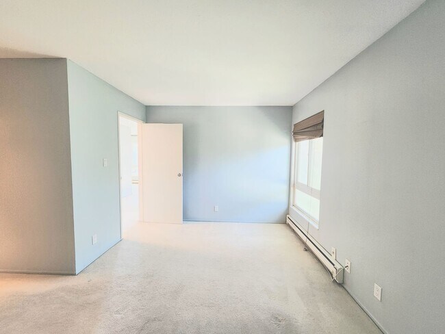 Building Photo - Top floor Woodlake condo, corner location