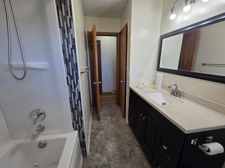 Building Photo - 521 Stonehaven Dr