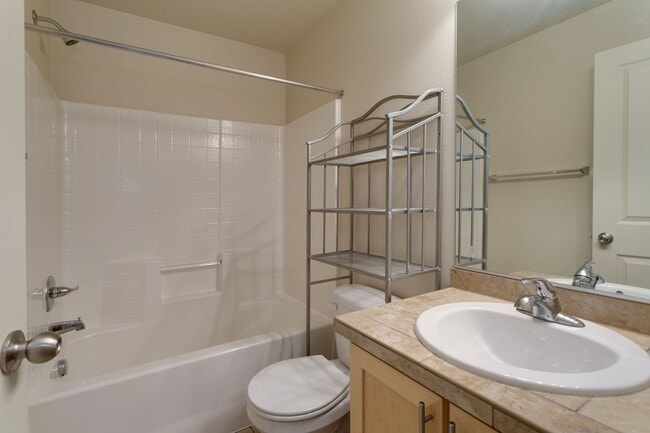 Building Photo - Beautiful Townhouse Available in Cedar Mill!