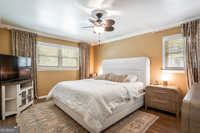 Building Photo - 1460 Valley View Rd