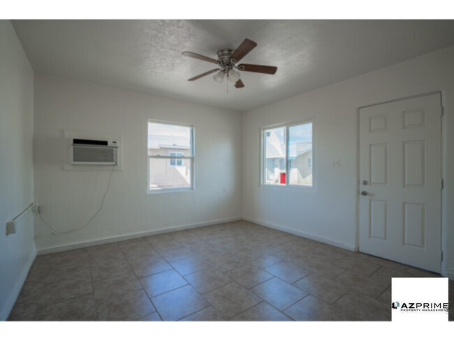 Building Photo - Explore this Charming Phoenix 1/1 Duplex Unit