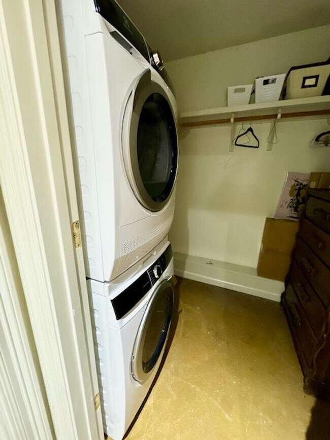 Building Photo - One Bedroom Studio Utilities included