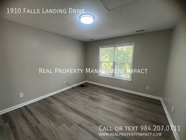 Building Photo - 1910 Falls Landing Dr