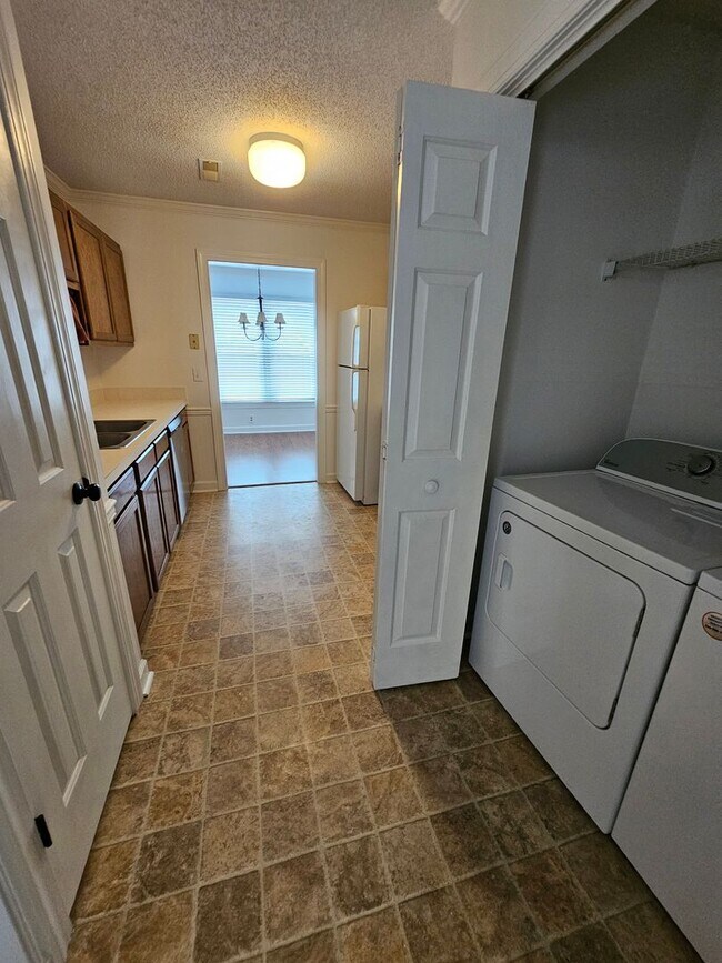 Building Photo - Townhome in Greensboro!