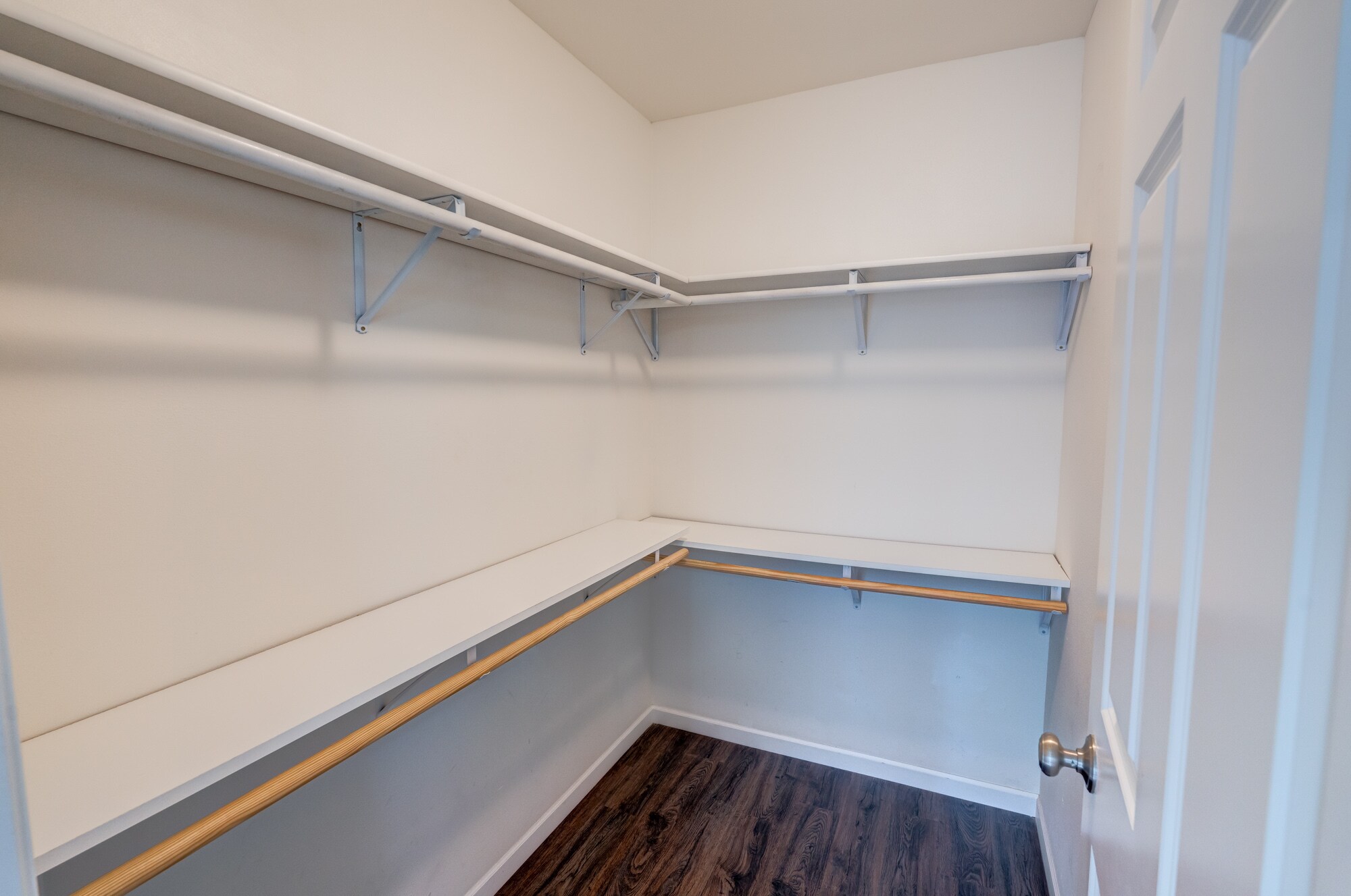 Walk in closet - Primary bedroom - 846 Thompson Drive