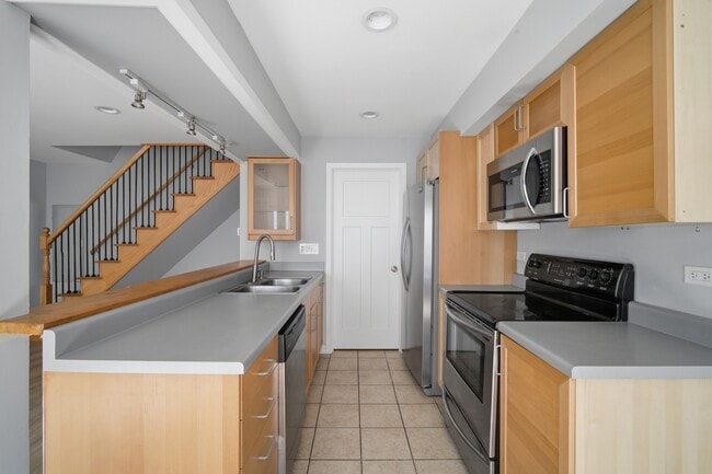 Building Photo - 1180 Cove Dr