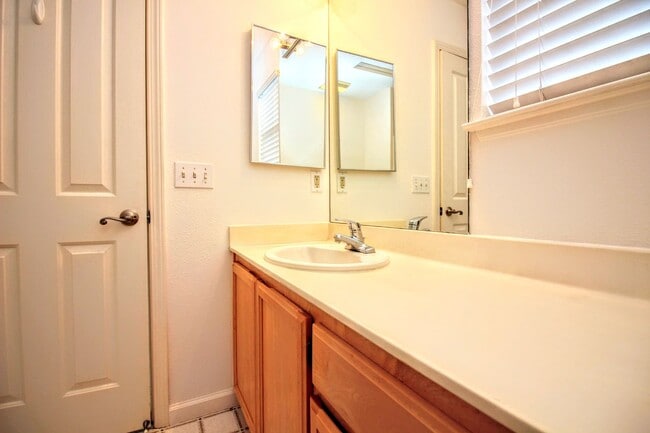 Building Photo - 2 Bedroom 2.5 Bath Home in Petaluma