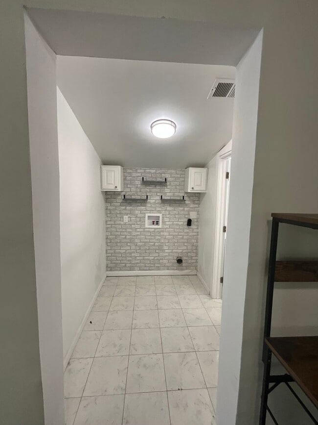 Building Photo - 1314 Oak Dr