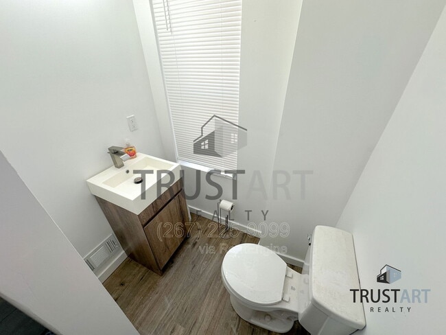 Building Photo - 5013 Parrish St