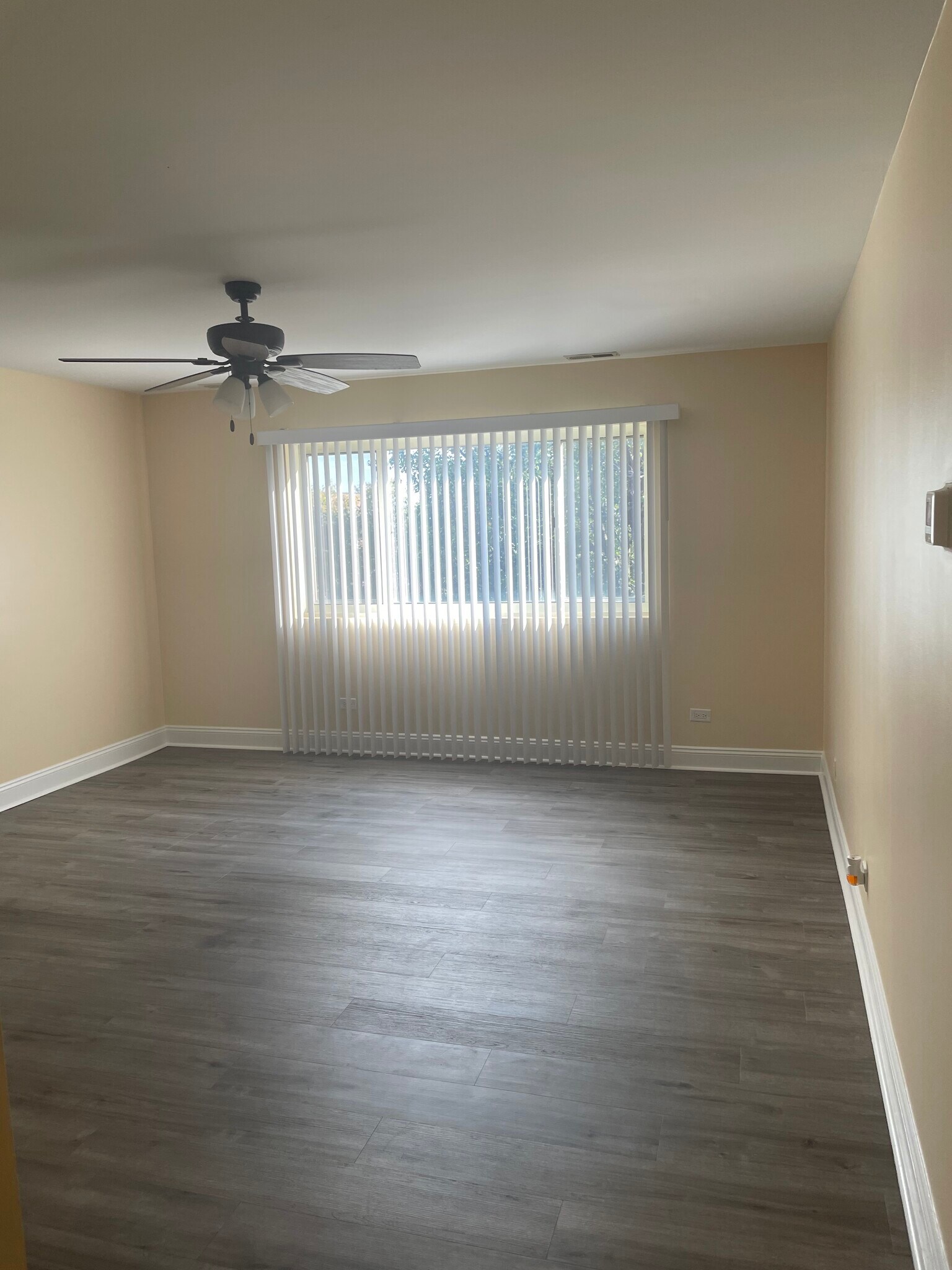 Living room - 650 Perrie Dr