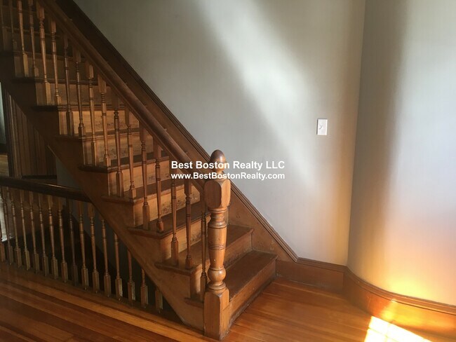 Building Photo - 26 Marathon St