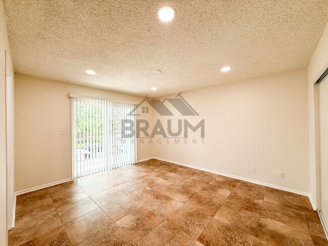 Building Photo - 221 W Elm Ave