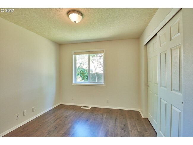 Building Photo - Lovely 3 Bed, 2 Bath Home in Dundee- Walking Distance to New Elementary School!