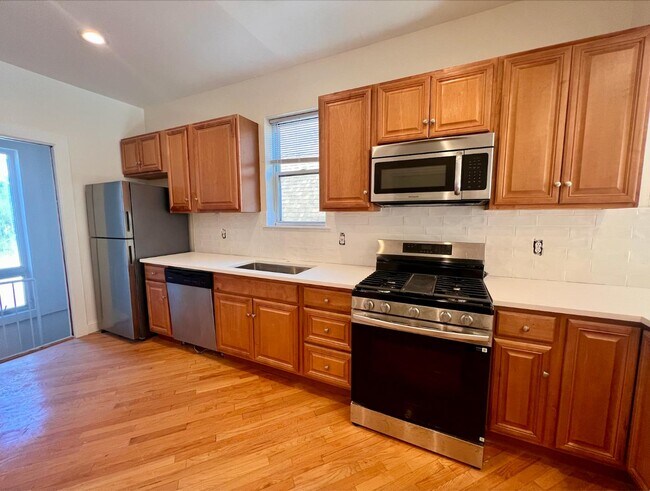 Building Photo - 2449 N Maplewood Ave