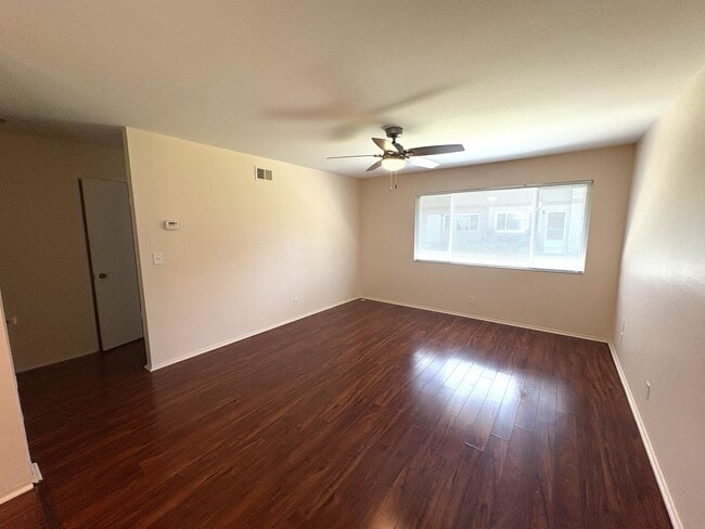 Building Photo - 2 bedroom condo is central location near e...