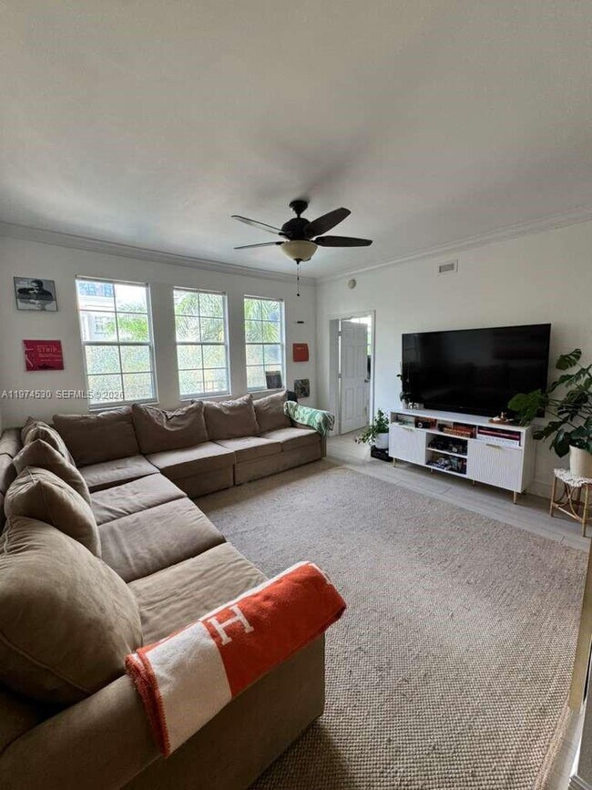 Building Photo - 533 NE 3rd Ave