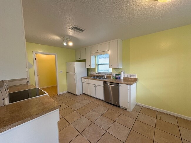 Building Photo - For Rent: 4-Bedroom Home in Lakeland