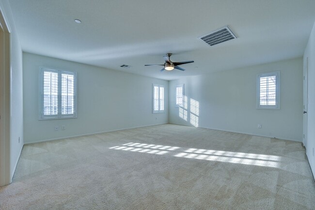 Building Photo - Green Valley!! Gated!! 4 Bedrooms!! Bed & Bath Downstairs!!  TANKLESS WATER HEATER!!! Covered pat...