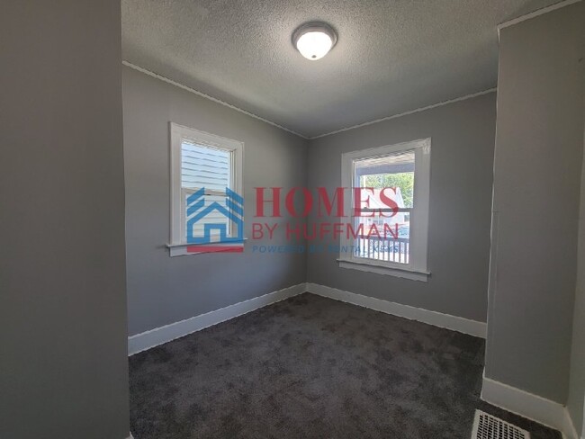 Building Photo - Two Bedroom House | Move in Ready!