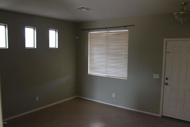 Building Photo - Beautiful 3 Bedroom, 2.5 Bath Home w/Open Floor Plan and Loft! Large Backyard with Fire Pit! Wash...