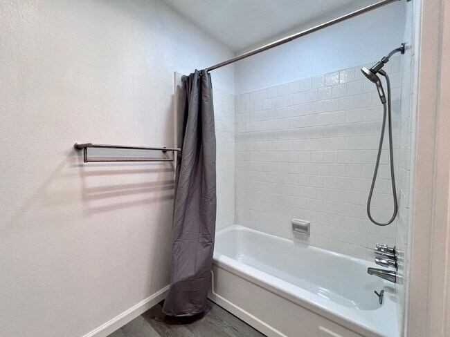 Building Photo - $1995 Gettysburg & Blackstone, 2 Bedroom Condo - Rialto Ave, Fresno / Newly Renovated