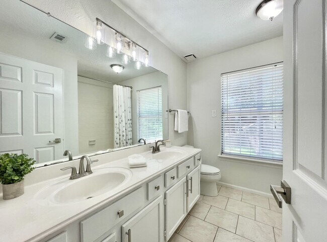 Building Photo - 2 Twin Feather Pl