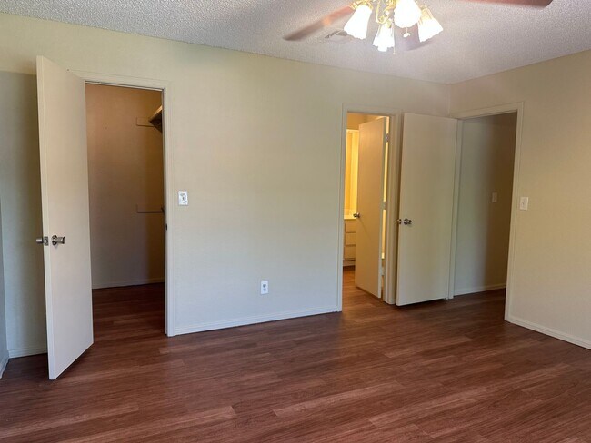Building Photo - This duplex offers 3 spacious bedrooms, 2....