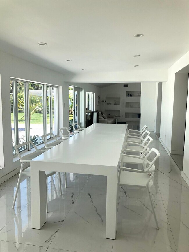 Building Photo - 9007 NE 10th Ave