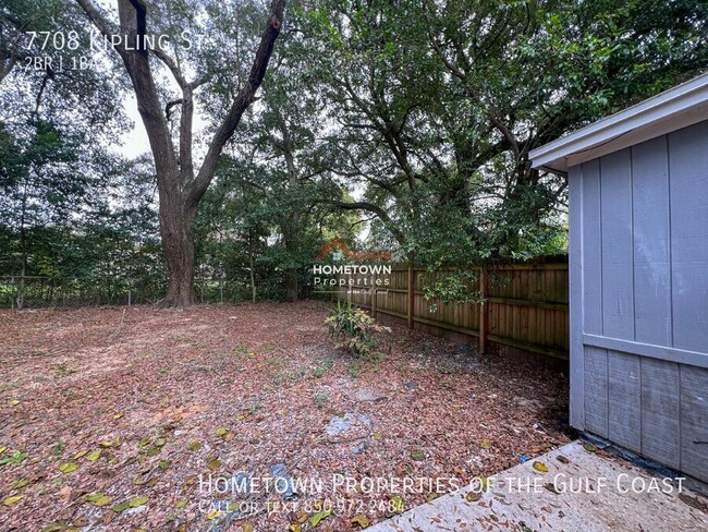 Building Photo - Charming 2-Bedroom Duplex in Pensacola