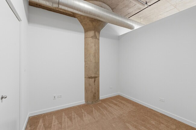 Building Photo - 1071 W 15th St