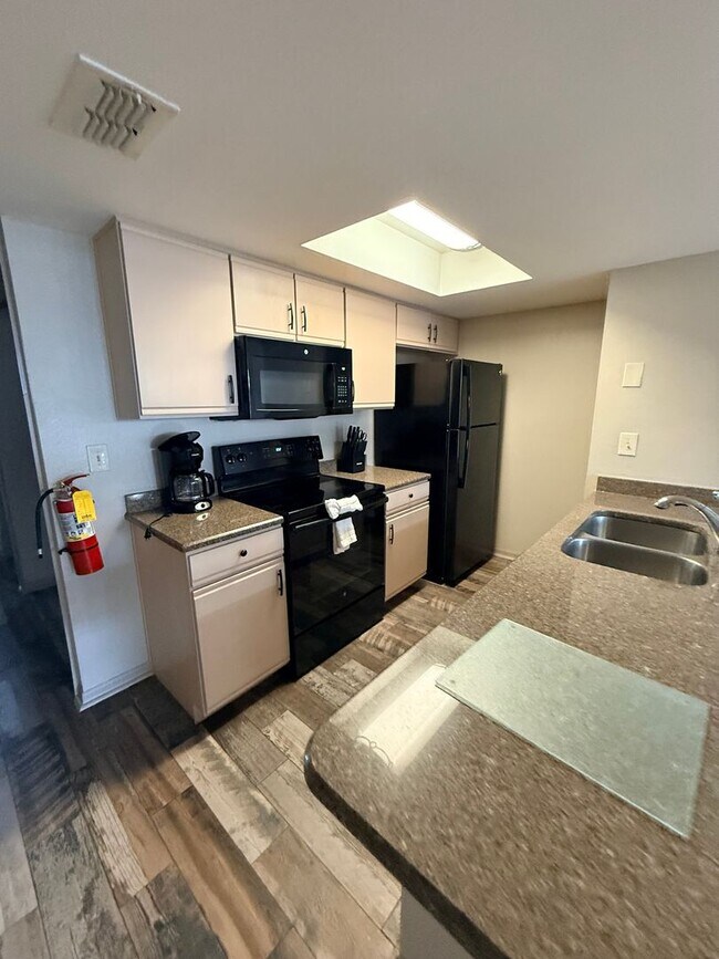 Building Photo - 2490 Sweetwater Club Cir