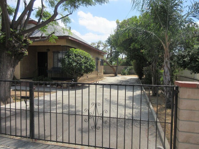Building Photo - Adorable San Fernando home on O'Melveny