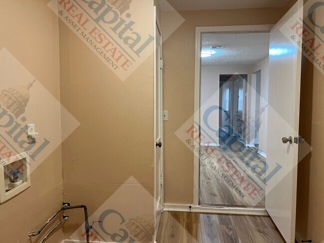 Building Photo - Charming 3 Bedroom