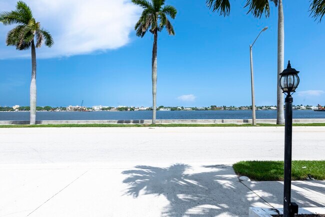 Building Photo - 1601 S Flagler Dr