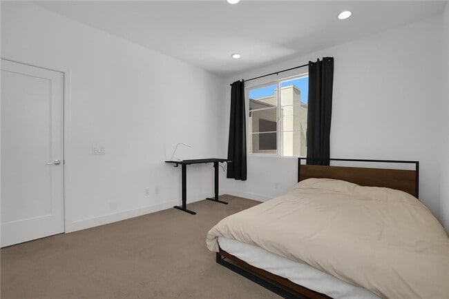 Building Photo - 140 Allusion